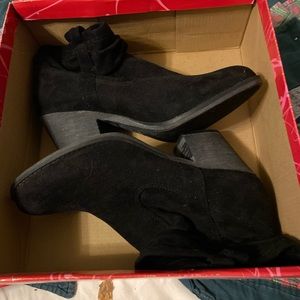 Women’s size 9 new black